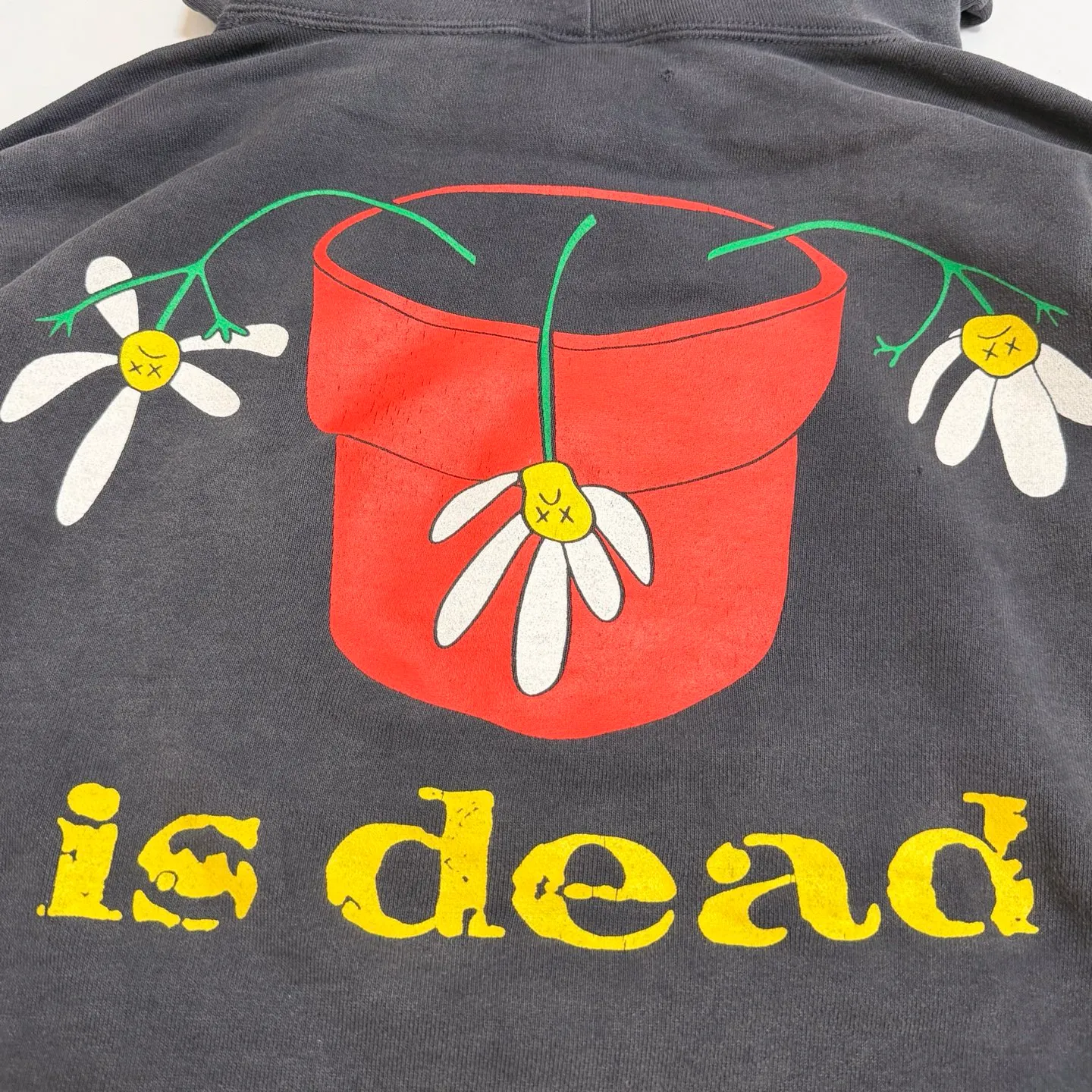 More details SAINT Mxxxxxx × DE LA SOUL DLS_HOODIE/DE LA SOUL/BLK DE LA SOUL co-branded potted plant destruction hoodie, washed black S-XL, a very important hoodie this season. It embodies the brand philosophy through the humorous potted plant and slogan design. In addition, through a large number of hand-made fraying, cutting and other destruction processing, as well as heavy washing and oxidative fading treatment, it creates a perfect vintage effect. Original mold opening Customized co-branded main mark and wash water mark, correct version